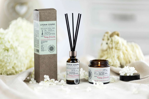 Изображение товара Свеча Eteria Cosmo Ароматическая Фрезия сирень и драгоценное дерево ETC0221