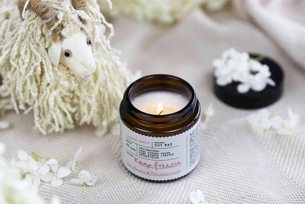 Изображение товара Свеча Eteria Cosmo Ароматическая Фрезия сирень и драгоценное дерево ETC0221