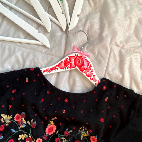 Изображение товара Деревянная вешалка-плечики Брестская Фабрика Сувениров С красными цветами / HR03 (белый)