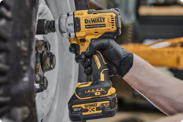 Изображение товара Профессиональный гайковерт DeWalt DCF892P2T
