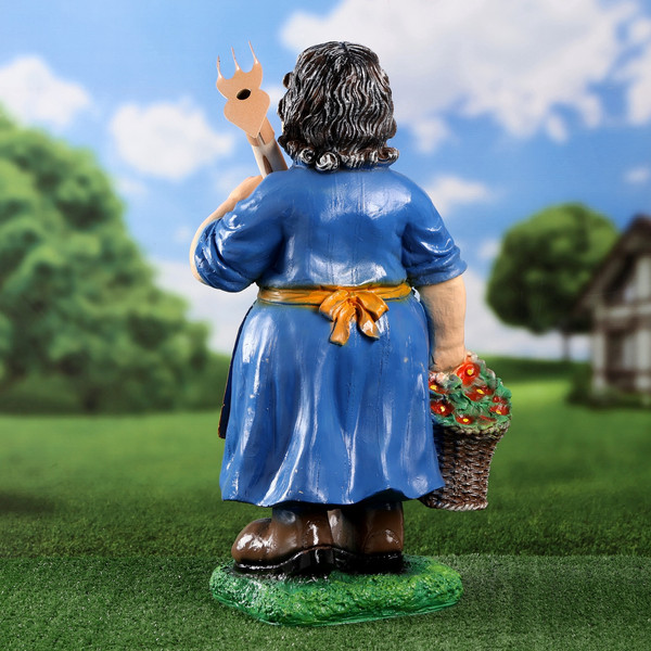 Изображение товара Фигурка для сада Хорошие сувениры Баба с тяпкой / 10609634