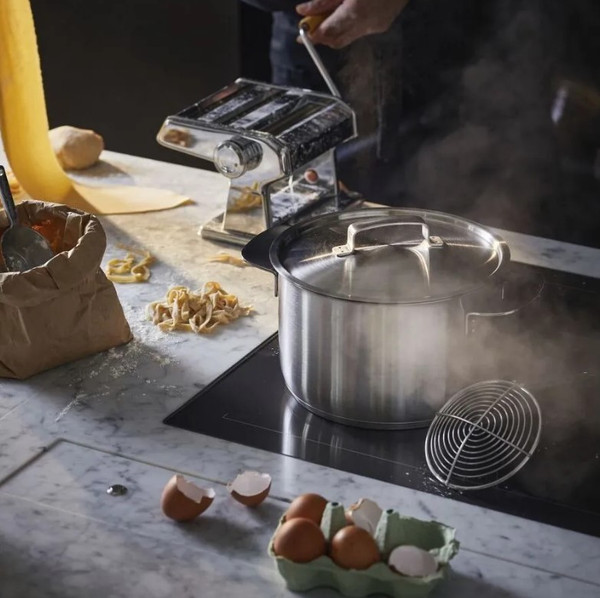 Изображение товара Кастрюля Fiskars All Steel / 1064752 (5л, с крышкой)