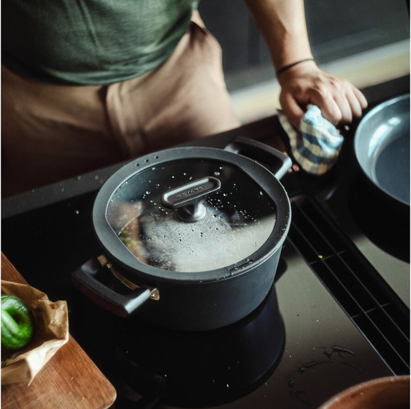 Изображение товара Кастрюля Fiskars Hard Face / 1075526 (3.5л, c крышкой)