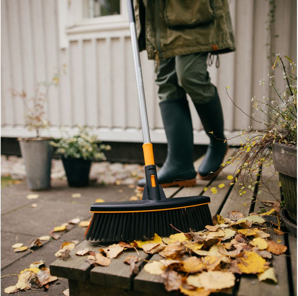 Изображение товара Щетка для чистки листьев Fiskars 1077115