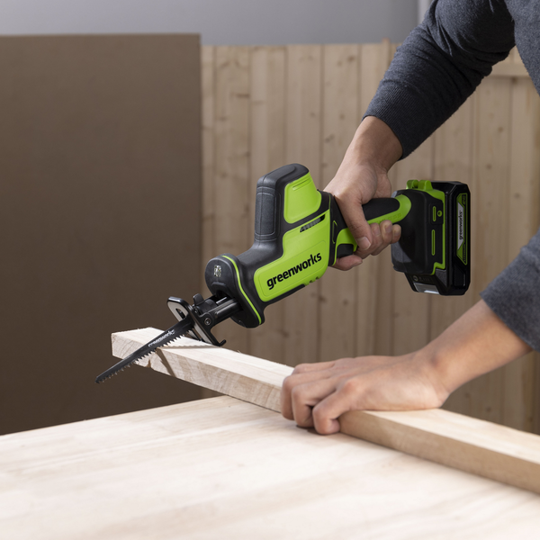Изображение товара Сабельная пила Greenworks GPT-CRS-25 бесщеточная 24V / 1200507CUA (с АКБ 2Ач и ЗУ)