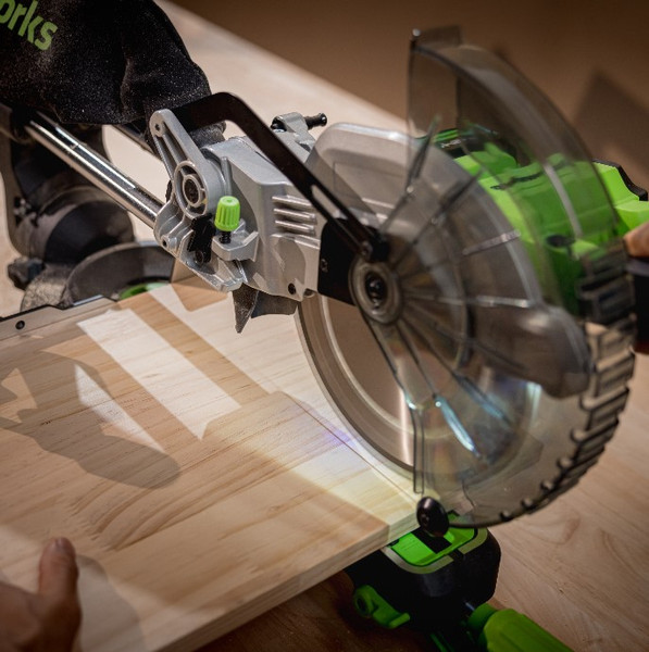 Изображение товара Торцовочная пила Greenworks GD24MS216 бесщеточная 24V / 1501707UA (с АКБ 2Ач и ЗУ)