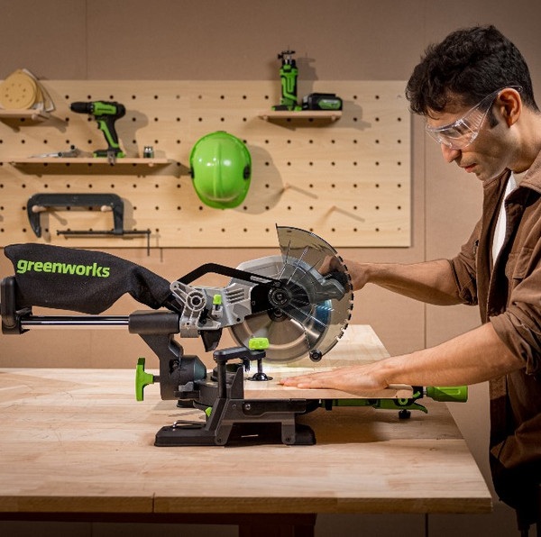 Изображение товара Торцовочная пила Greenworks GD24MS216 бесщеточная 24V / 1501707UA (с АКБ 2Ач и ЗУ)