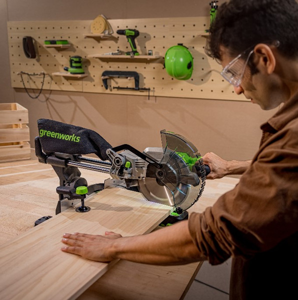 Изображение товара Торцовочная пила Greenworks GD24MS216 бесщеточная 24V / 1501707UA (с АКБ 2Ач и ЗУ)
