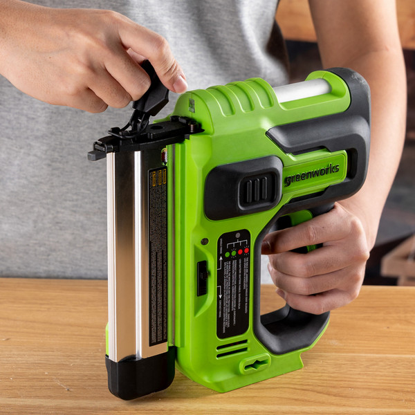 Изображение товара Аккумуляторный гвоздезабиватель Greenworks GD24BN / 3400707CUA