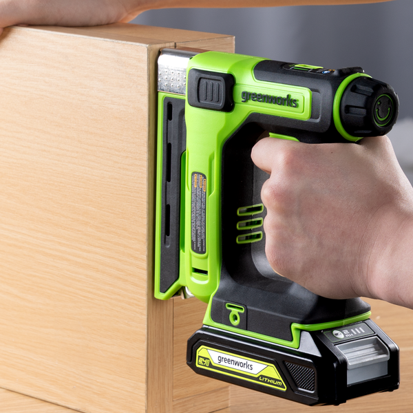 Изображение товара Аккумуляторный степлер Greenworks G24CS10 24V / 3400107CUA (с АКБ 2Ач и ЗУ)
