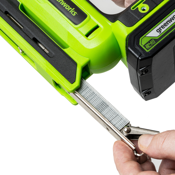 Изображение товара Аккумуляторный степлер Greenworks G24CS10 24V / 3400107CUA (с АКБ 2Ач и ЗУ)