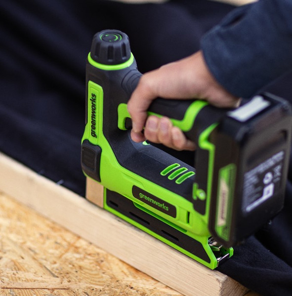Изображение товара Аккумуляторный степлер Greenworks G24CS10 24V / 3400107CUA (с АКБ 2Ач и ЗУ)
