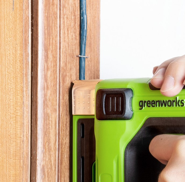 Изображение товара Аккумуляторный степлер Greenworks G24CS10 24V / 3400107CUA (с АКБ 2Ач и ЗУ)