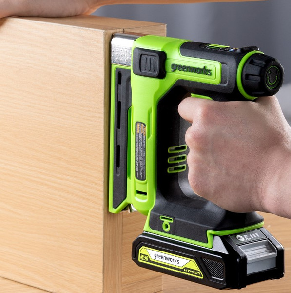 Изображение товара Аккумуляторный степлер Greenworks G24CS10 24V / 3400107CUA (с АКБ 2Ач и ЗУ)