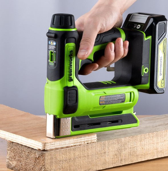 Изображение товара Аккумуляторный степлер Greenworks G24CS10 24V / 3400107CUA (с АКБ 2Ач и ЗУ)