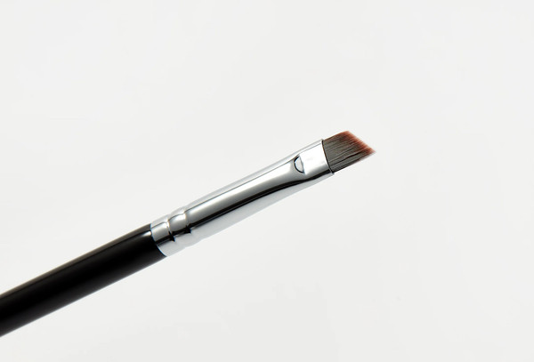 Изображение товара Кисть для макияжа Eigshow Angled Eye Liner Е835