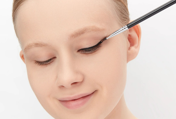 Изображение товара Кисть для макияжа Eigshow Angled Eye Liner Е835