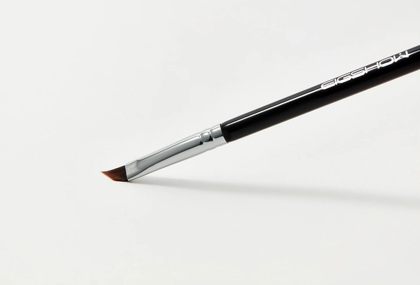 Изображение товара Кисть для макияжа Eigshow Angled Eye Liner Е835