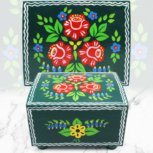 Изображение товара Шкатулка Брестская Фабрика Сувениров В Оговском стиле с цветами на зеленом фоне / kuf01075