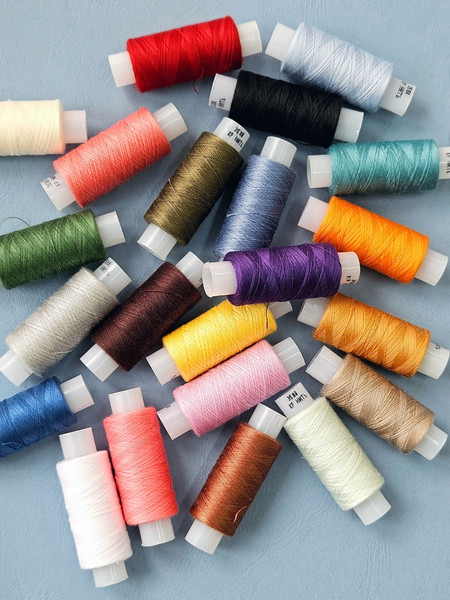 Изображение товара Набор швейных ниток Красная нить Нитки лавсан 35ЛЛ (200м, 22шт, цветные)