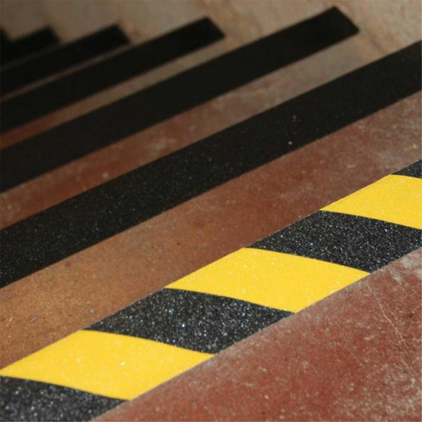 Изображение товара Скотч противоскользящий Brauberg 25ммx5м / 606773 (черный/желтый)