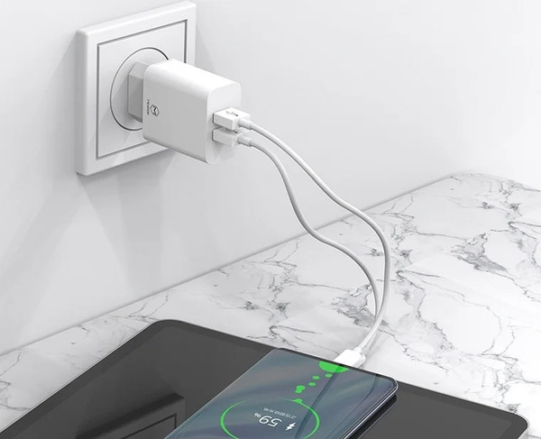Изображение товара Зарядное устройство сетевое McDodo CH-6721 2 USB-A Charger(EU) + Type-C Cable (1м, белый)