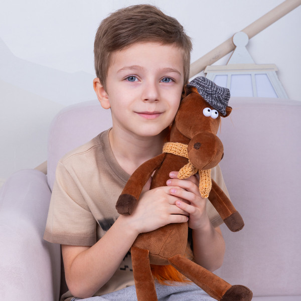 Изображение товара Мягкая игрушка Maxitoys Конь Эрик в Кепке и Шарфе / MT-250227-28