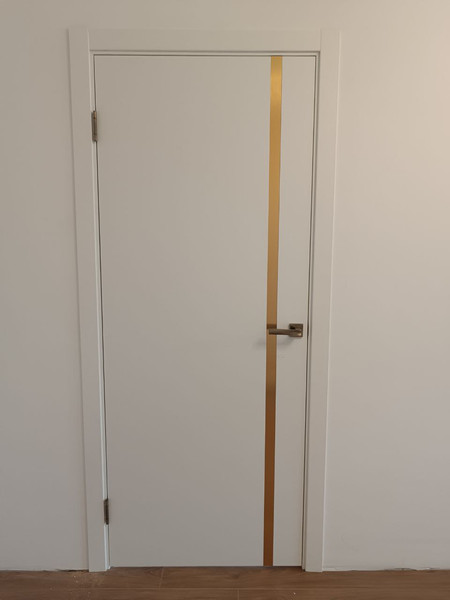 Изображение товара Дверь межкомнатная Юни Эмаль Line 2 70x200 (белый/золотистый)