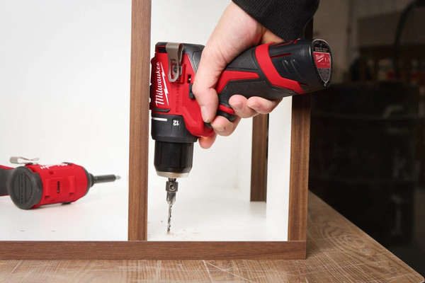 Изображение товара Аккумуляторная дрель-шуруповерт Milwaukee M12 BLDDRC-202C+набор бит Impact / 4933499686P42F