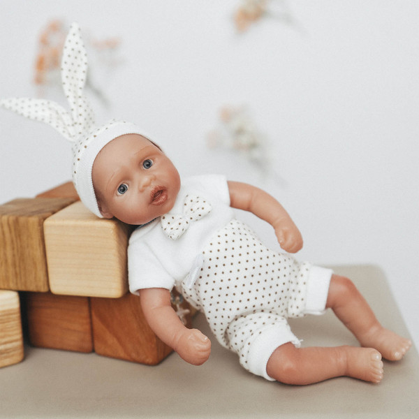 Изображение товара Пупс с аксессуарами Magic Manufactory Magic baby мальчик 19см (бежевый)