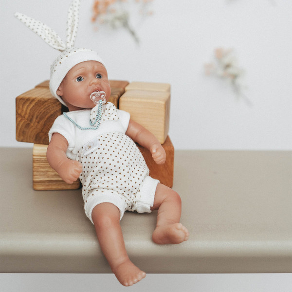 Изображение товара Пупс с аксессуарами Magic Manufactory Magic baby мальчик 19см (бежевый)