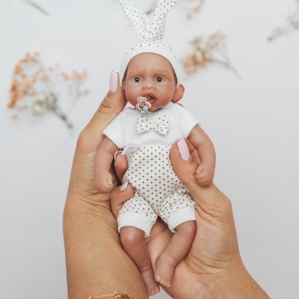 Изображение товара Пупс с аксессуарами Magic Manufactory Magic baby мальчик 19см (бежевый)