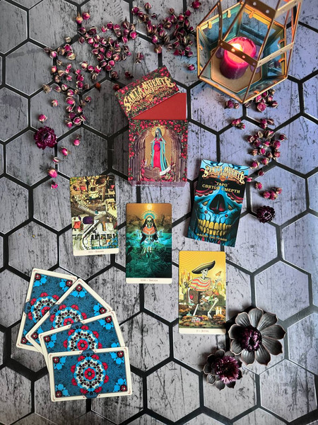 Изображение товара Гадальные карты Lo Scarabeo Таро Святой Смерти / 9785919375562