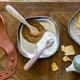 Миниатюра изображения товара Набор столовых ложек для кормления Beaba Set Of 2 1st Age Silic Spoons + Box 913599 (бежевый/коричневый)